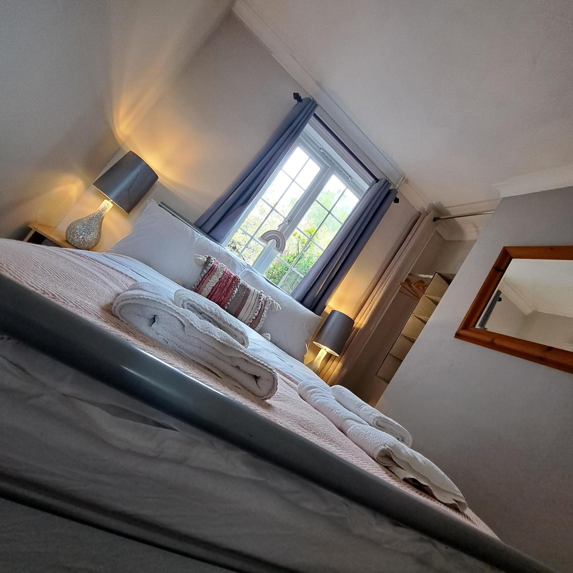 הנטיגדון Generous 3 Bed In The Heart Of The Village מראה חיצוני תמונה