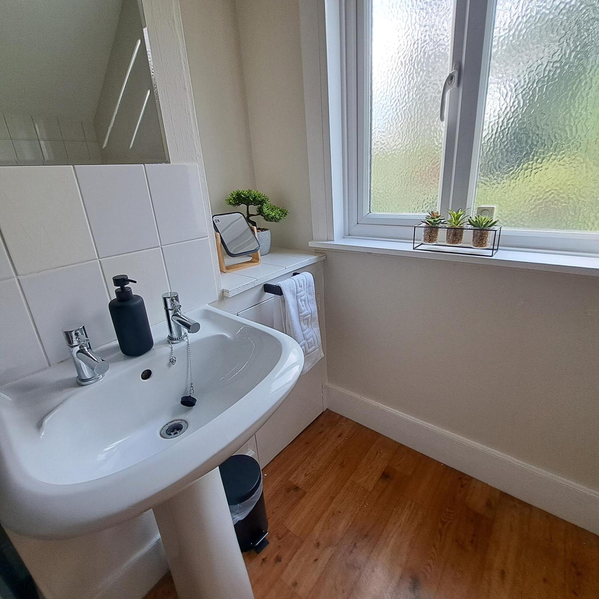 הנטיגדון Generous 3 Bed In The Heart Of The Village מראה חיצוני תמונה
