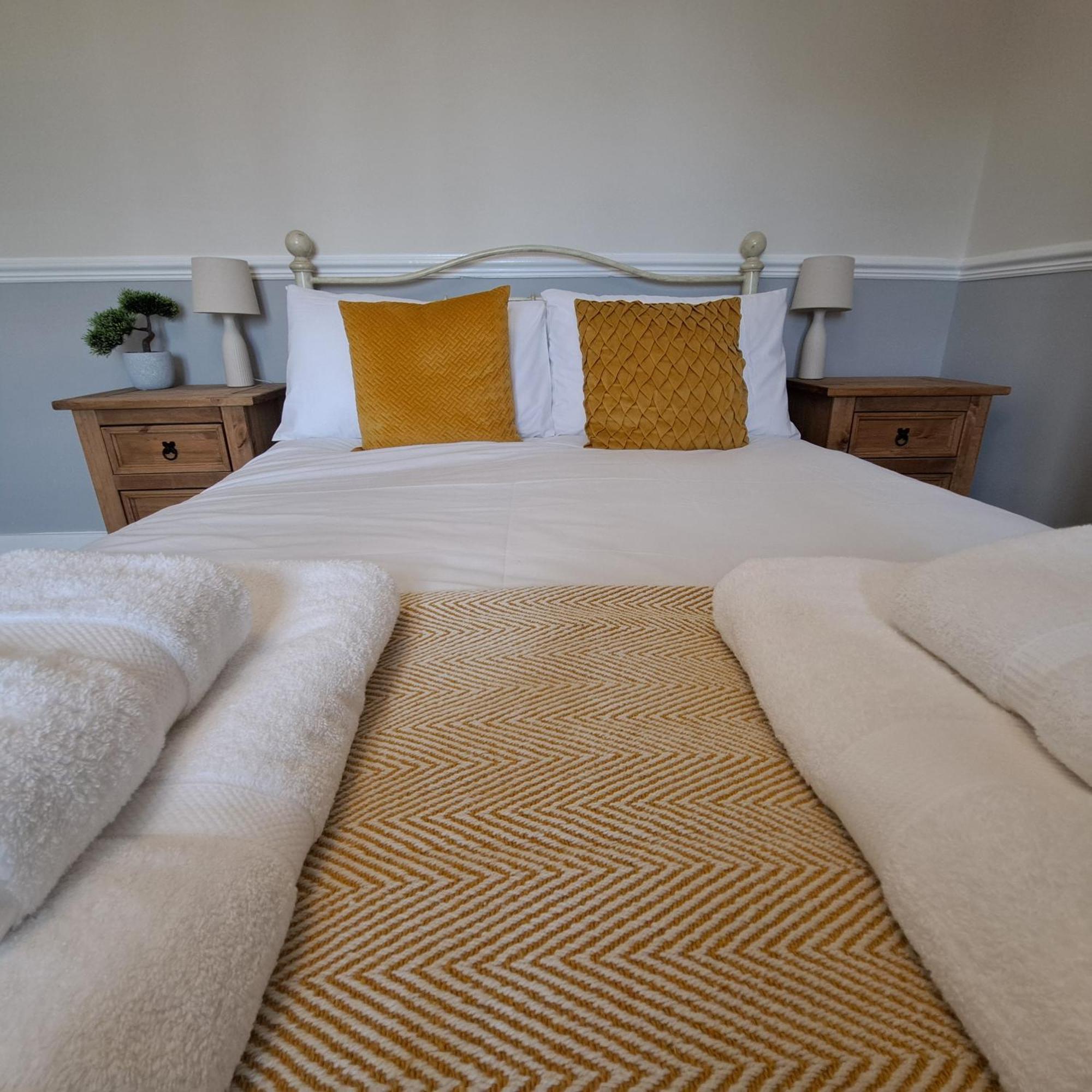 הנטיגדון Generous 3 Bed In The Heart Of The Village מראה חיצוני תמונה